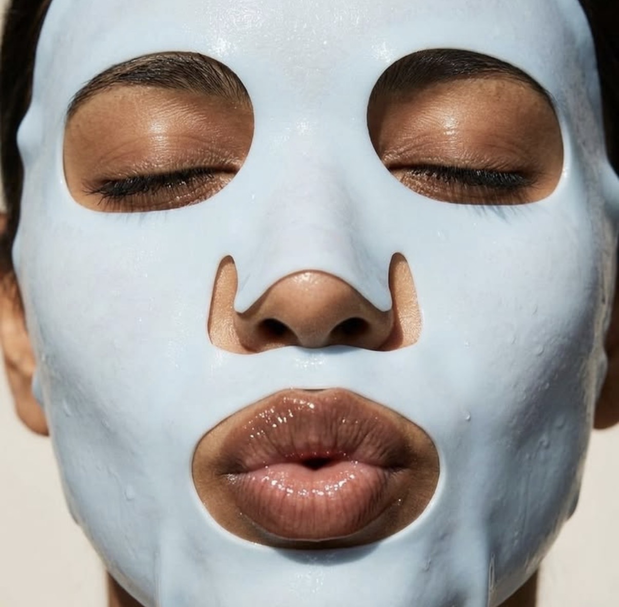 Rostro con máscara facial celeste