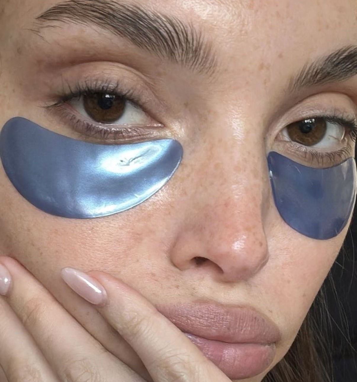 Rostro con parches de gel bajo los ojos